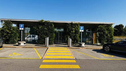 Aire de repos Hurst (Hindelbank): places de stationnement pour personnes en situation de handicap devant les installations sanitaires.
