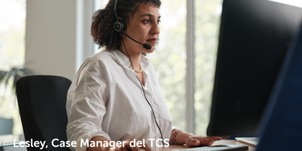 Case Managerin in der ETI Einsatzzentrale am Telefon.