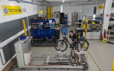 E-bike su banco di prova a rulli presso il Test Lab Ittigen 