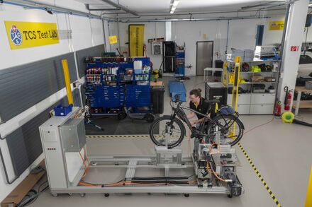 E-Bike auf Rollenprüfstand im Test Lab Ittigen 