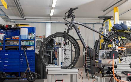 E-Bike auf Rollenprüfstand im Test Lab Ittigen 