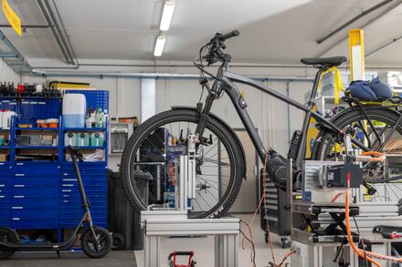 Vélo électrique sur banc d'essai à rouleaux en test Lab Ittigen 