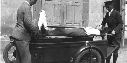 1930: Motocicletta con sidecar per il trasporto di persone ferite