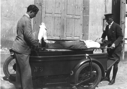 Années 30 : moto side-car pour le transport de blessés