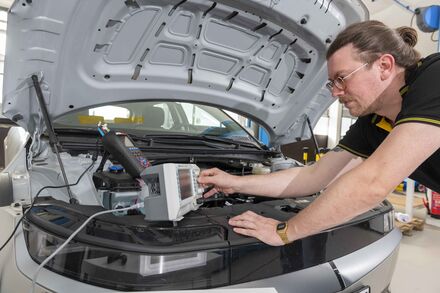 Ingenieur testet Bordelektronik im Test Lab Ittigen