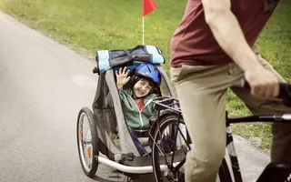 Der richtige Veloanhänger für Ihre Kinder