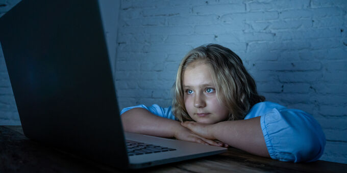 Kind vor Laptop