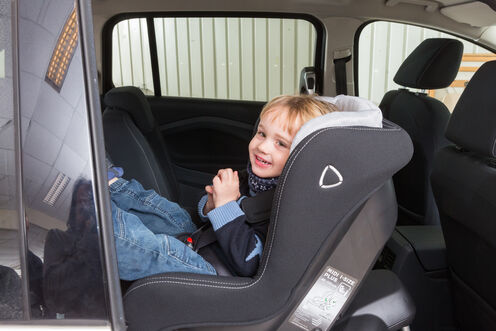 Kinder im Auto richtig sichern