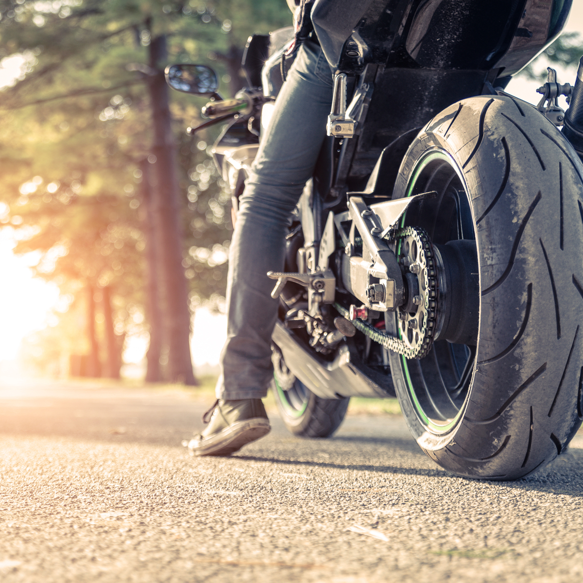 Wa moto. Байкер на мотоцикле интересный ракурс