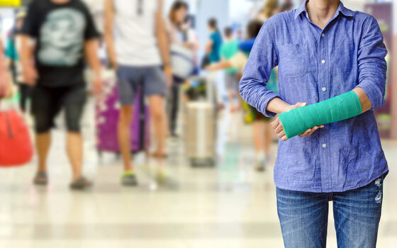 Frau mit gebrochenem Arm an Flughafen
