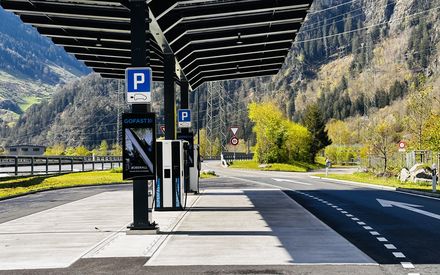 Ladestation zugänglich für Camper und Wohnwagen am Rastplatz Amsteg, Gotthard