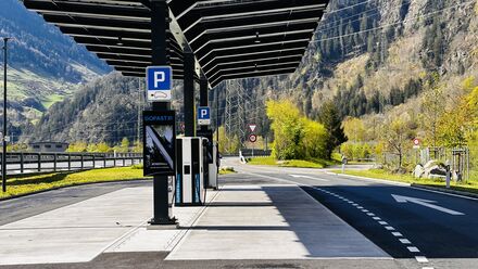 Borne de recharge accessible aux camping-cars et aux caravanes sur l’aire de repos Amsteg, Gothard.