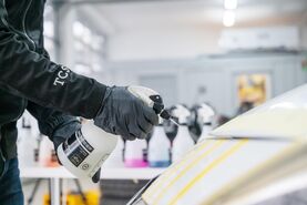 Insektenreiniger fürs Auto im Testlabor