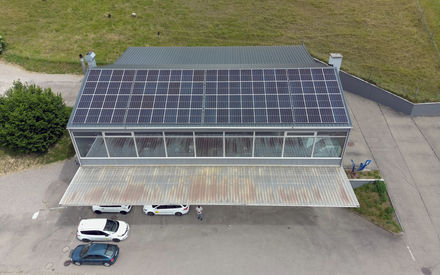Solaranlage auf dem Dach des Test Lab Ittigen