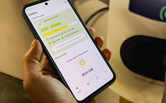 Capture d'écran de l'application Smart Charging sur un téléphone portable : la Volkswagen ID.3 est en cours de recharge, niveau de charge 79 %, tarif dynamique activé, avec une économie de 29,31 CHF ce mois-ci.
