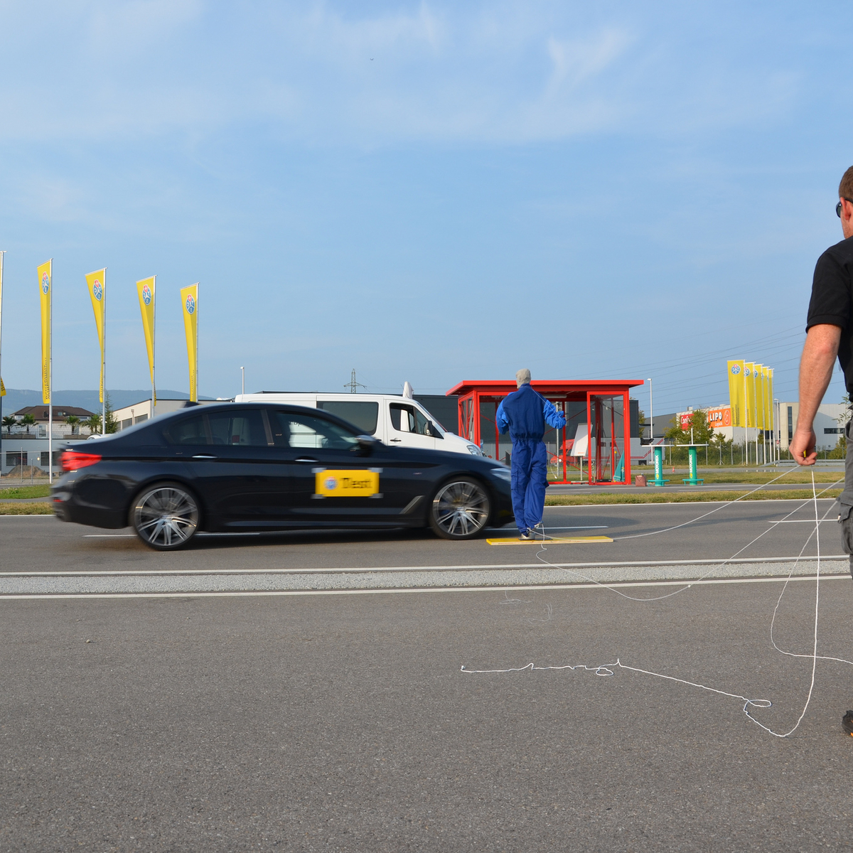 Ausweichassistent: das Auto lenkt mit