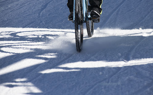 Test delle gomme invernali per bici: più sicurezza su neve e ghiaccio
