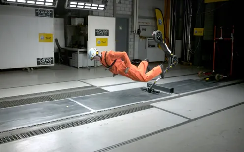 Crash test dei monopattini elettrici: il casco riduce le possibili conseguenze di una caduta