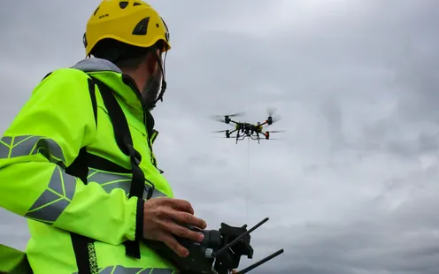 Le TCS transporte des panneaux solaires par drone à son siège central