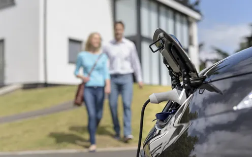 Auto elettrica senza wallbox privata: fattibile o impossibile?