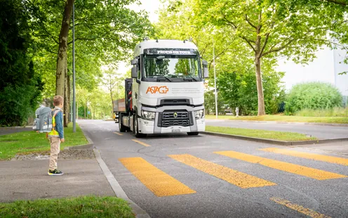 Sur la route, les camions passent le message : on s’arrête pour les enfants