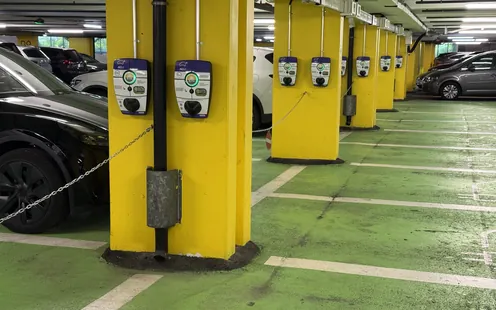 In Zürich lädt es sich am besten, St. Gallen fällt ab – Der TCS testet 40 Parkhäuser für E-Autos