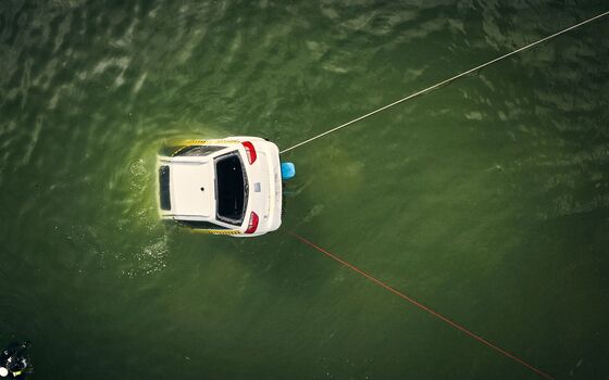 Das Auto versinkt im Wasser.