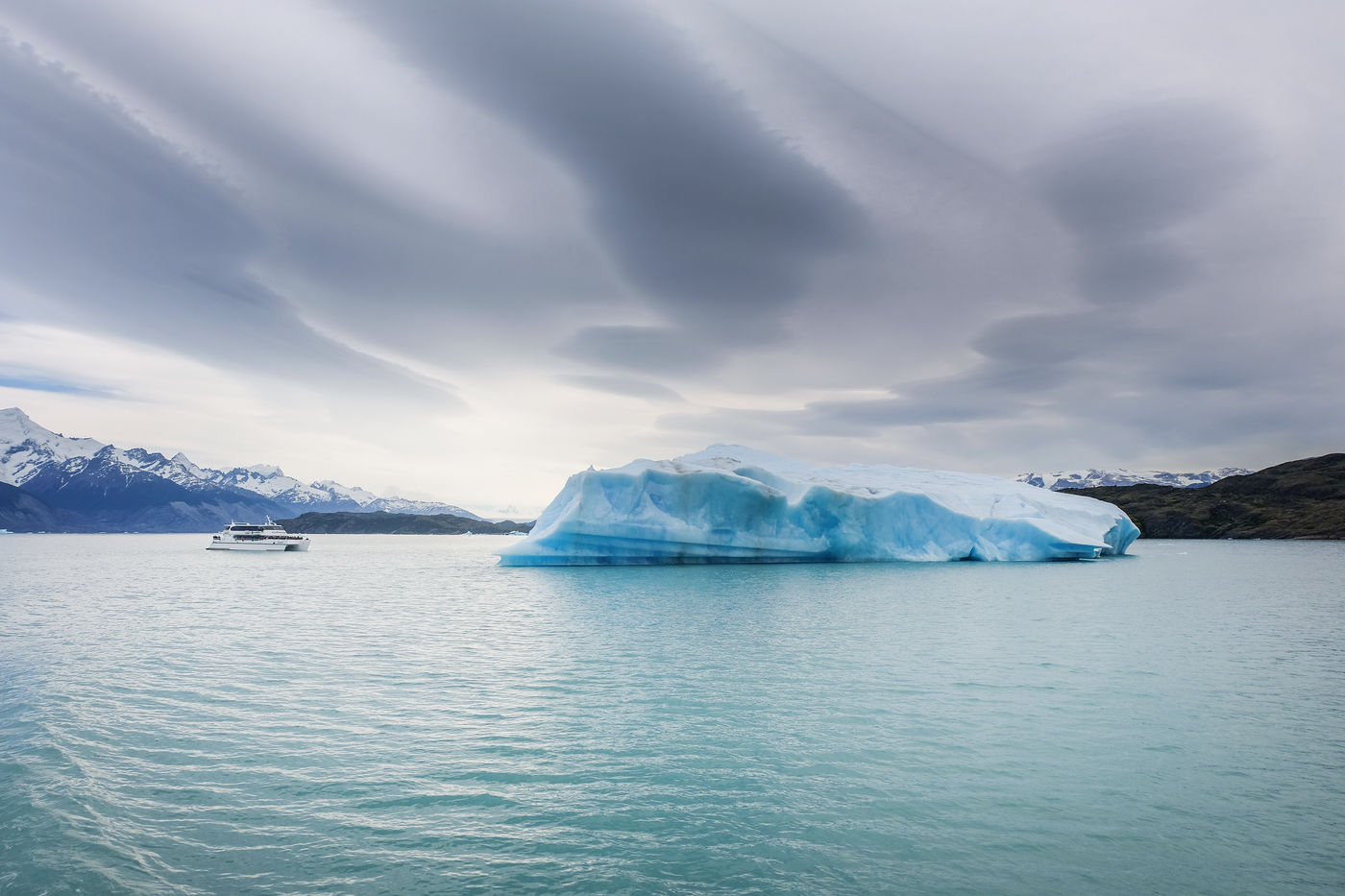 Iceberg e nave sul Lago Argentino