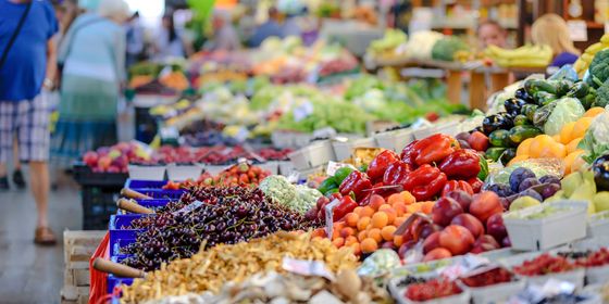 Andare nei mercati locali o nei negozi specializzati per comperare il cibo. In breve, si cerca di mantenere le stesse abitudini di casa.