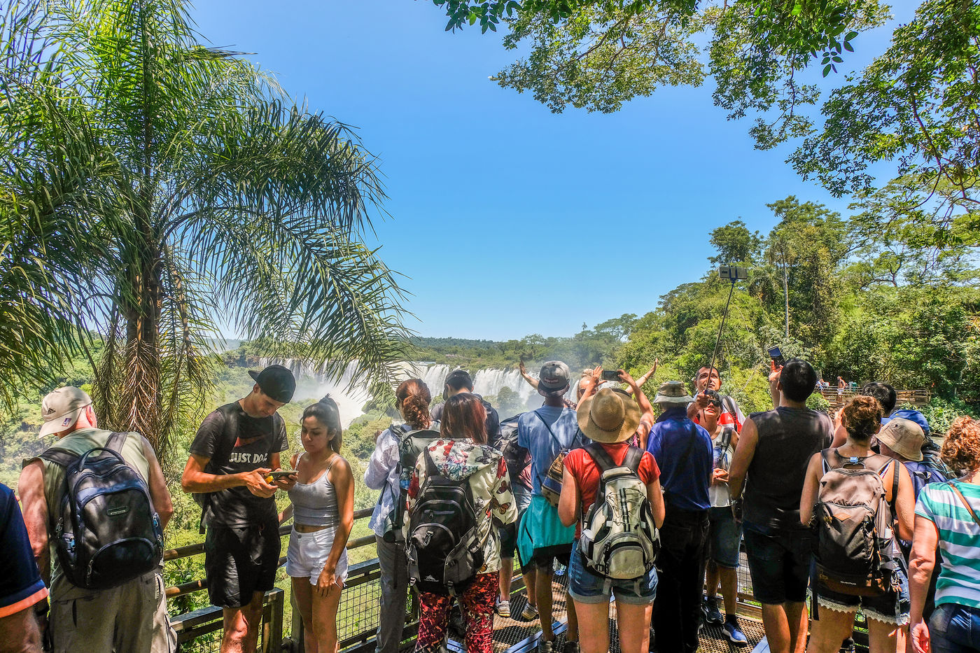Touristes aux chutes d'Iguaçu