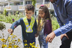 Kinder mit dem Triki Krippe