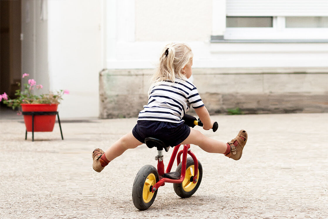 laufrad kinder beibringen spielideen parcours und Ggeschicklichkeitsspiele 