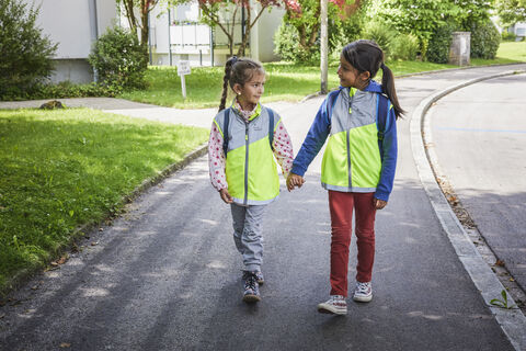 Kinder zu fuss, ratgeber, schulwegerlebnis, elterntaxis, verkehrserziehung