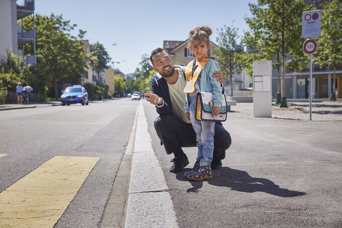 bambini attraversamento pedonale con isola educazione stradale