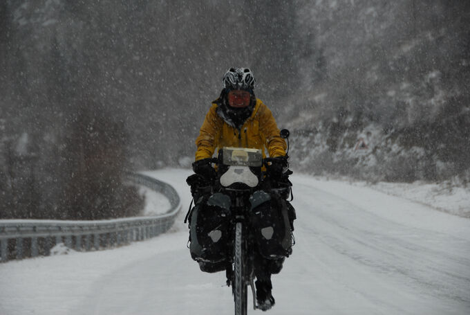 velo reisen winterausruestung reifen ratgeber